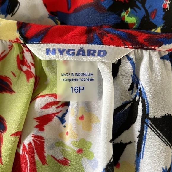 NWT Cold Shoulder White & Multicolor Floral Nygard Tunic Top Size 16P - Picture 5 of 7